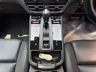 2023 Porsche MACAN thumbnail 18
