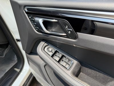 2023 Porsche MACAN photo 8
