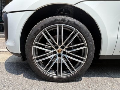 2023 Porsche MACAN thumbnail 34