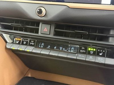 2025 Toyota CROWN ESTATE photo 8