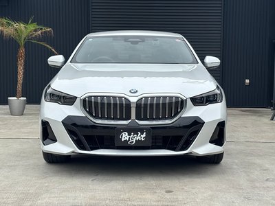 2025 BMW 5 SERIES — фото 2