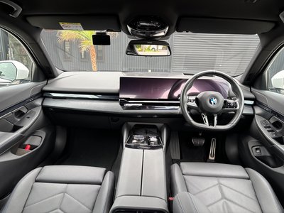 2025 BMW 5 SERIES — фото 4