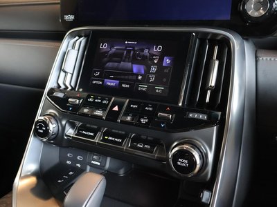 2025 Lexus LX thumbnail 36