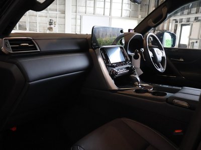 2025 Lexus LX thumbnail 17