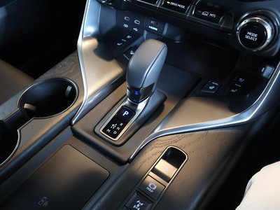 2025 Lexus LX thumbnail 38