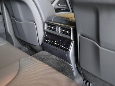 2025 Lexus LX thumbnail 27