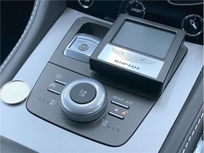 2016 Aston Martin RAPIDE — миниатюра 32