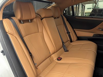 2023 Lexus ES thumbnail 32